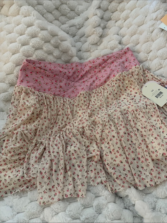 Blogilates Pants - Floral Tiered Skort with Pink Waistband